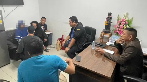 หลอกนักศึกษา