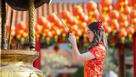 ศาลเจ้าหลีตีเมี้ยว เยาวราช แจกวิธีขอพรความรัก สละโสดรับวาเลนไทน์