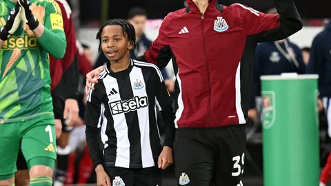 โมเมนต์น่าจดจำ "ลูกชายอดีตแข้งพรีเมียร์ลีก" ทำหน้าที่ "เด็กมาสคอต" ในศึกคาราบาวคัพ