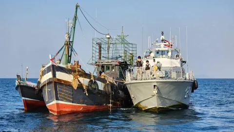 จับเรือประมงพม่า 2 ลำ รุกล้ำน่านน้ำไทย ใกล้เกาะค้างคาว คุมตัวลูกเรือ 13 ชีวิต