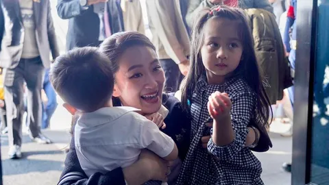 สามี-ลูกๆ รอรับ “นายกฯ อิ๊งค์” ถึงสนามบิน ลั่นยังไม่ปรับ ครม.-พร้อมตอบซักฟอก(คลิป)