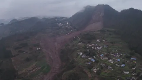 ดินถล่มฝังหมู่บ้านในเสฉวน ช่วยได้แล้ว 2 คน สูญหายอีก 30 ราย