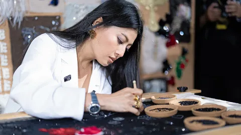 สุนทรียะแห่งฝีเข็มงานปักชั้นสูง เมื่อทุกเส้นไหมเคลื่อนไหวราวซิมโฟนี