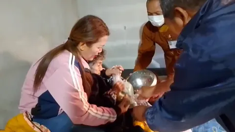 ลูกหลานแปลกใจ ยายวัย 85 สิ้นลมเตรียมนำร่างไปวัด จู่ๆ ฟื้น บอกมีพระพามาส่ง