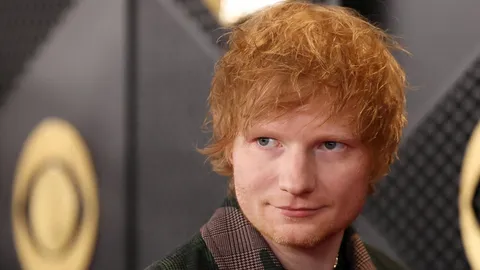 เอ็ด ชีแรน งง โดนตำรวจถอดปลั๊กไล่ ขณะแสดงดนตรีเปิดหมวกในอินเดีย (คลิป)