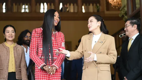 “อิ๊งค์” หารือ “นาโอมิ” แนะต่อยอดสิ่งดั้งเดิม ก่อนพาลูกเดินเล่นสนามหญ้าทำเนียบฯ