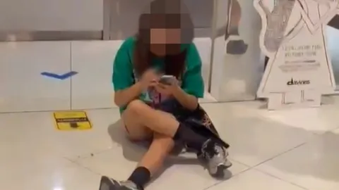 ตามรวบแล้ว นักท่องเที่ยวสาว ชาวรัสเซีย นั่งสูบบุหรี่ในห้างดัง จ.ภูเก็ต