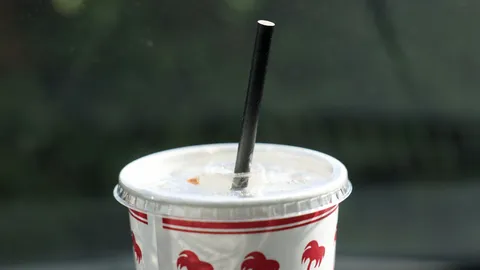  ทรัมป์ลงนามคำสั่งยกเลิกใช้หลอดกระดาษ กลับไปใช้หลอดพลาสติก