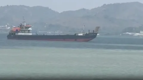 พบเรือบรรทุกน้ำมันพม่าลอยลำกลางแม่น้ำกระบุรี รอความชัดเจนมาตรการงดขายน้ำมัน