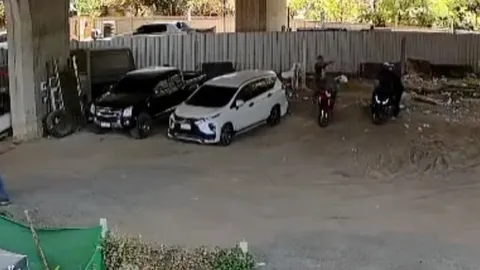 ตำรวจวิสามัญฯ แก๊งขโมยจักรยานยนต์ ซุ่มโป่งดันชักปืนสู้ เมียโวยทำเกินเหตุ