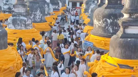 พุทธศาสนิกชนหลั่งไหล ร่วมประเพณีแห่ผ้าขึ้นธาตุเมืองคอนใน "วันมาฆบูชา"
