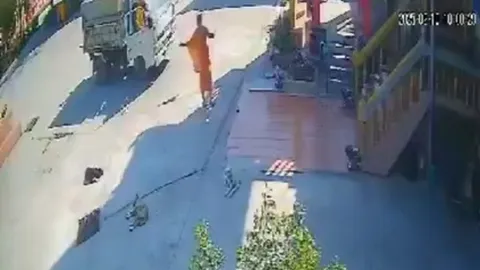 ฟัง 2 มุม ดราม่า "พระลูกวัด-นายก อบต." เปิดศึกทะเลาะกัน ปม "ขี้ไก่" ใส่ต้นสะเดา