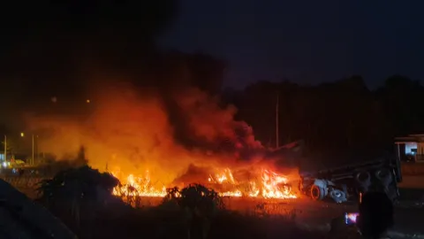 ถังน้ำมันรถพ่วงบรรทุกทราย เกิดไฟไหม้ หลังชนกับกระบะ บนถนนบายพาส จ.ระยอง