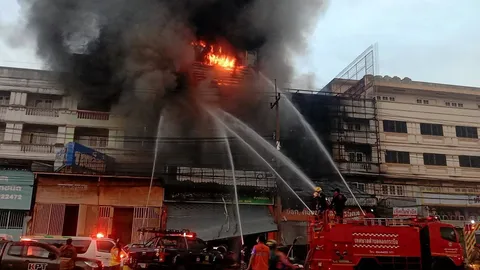 ไฟไหม้ตึกแถวดับ 2 ศพ ดับเพลิงพลาดหัวโดนสายไฟสลบคากระเช้า