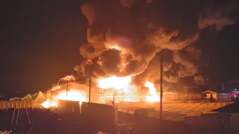 ไฟไหม้ครั้งใหญ่โรงงานทำเทียน-สบู่ เจ้าหน้าที่ดับเพลิงเป็นลม ลื่นล้ม