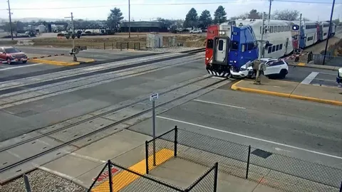 ม้าเหล็กพุ่งชนรถเอสยูวีจอดขวางรางในรัฐยูทาห์ คนขับหนีทันหวุดหวิด (คลิป)