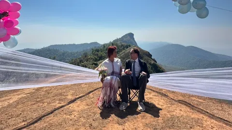 คู่รักจดทะเบียนสมรส "วิวาห์กลางฟ้า รักนิรันดร์ ณ ดอยม่อนจอง" รับวันแห่งความรัก