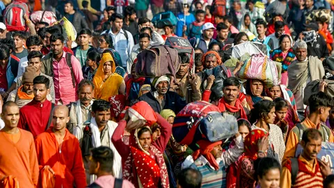 คนแห่เดินทางร่วมงานกุมภเมลา เบียดกันตาย 15 ศพ ที่สถานีรถไฟอินเดีย