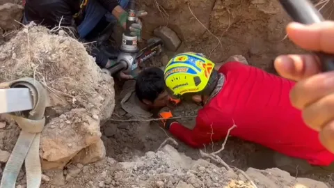 ดินสไลด์ทับคนงานก่อสร้าง เคราะห์ดีหัวโผล่ได้หายใจ ก่อนกู้ภัยช่วยรอดชีวิต (คลิป)