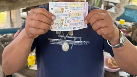 หนุ่มอุทัยฯ สุดเฮง ซื้อลอตเตอรี่ระหว่างรอหน้าธนาคาร ได้รับทรัพย์เต็ม ๆ 12 ล้าน