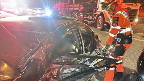 กู้ภัยเล่านาทีรุดช่วย เก๋งแต่งซิ่งแข่งความเร็ว ก่อนชนสนั่น 12 คัน บนมอเตอร์เวย์