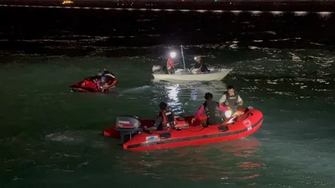 กระบะเสียหลักชนรั้ว ตกลงไปในทะเล แค่พริบตา จมหายทั้งคัน 