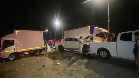 6 ล้อหลับใน ชนรถจอดริมทาง วัยรุ่นนั่งสังสรรค์ท้ายกระบะ เจ็บ 4 ราย