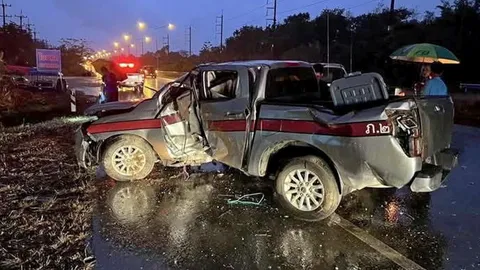 ส.ต.อ.ซิ่งรถตราโล่ ลอบขนบุหรี่เถื่อน พุ่งชนเสาไฟ ของกลาง 3 พันซอง ผบช.ภ.2 สั่งให้ออกจากราชการ