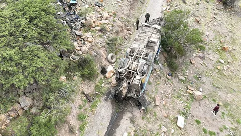 รถบัสตกเขา 800 ม. ในโบลิเวีย ดับอย่างน้อย 30 ศพ