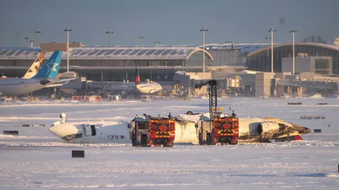 เผยคลิปวินาทีเครื่องบินเดลต้า ไถลรันเวย์ก่อนพลิกหงายท้อง (คลิป)