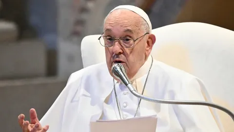 วาติกันเผย โป๊ปฟรานซิส มีอาการปอดบวมทั้ง 2 ข้าง อาการยังซับซ้อน