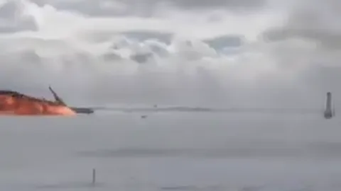 เผยคลิปชัดๆ จังหวะเครื่องบินเดลต้าแอร์ไลน์ไถลรันเวย์ไฟลุกหงายท้อง (คลิป)