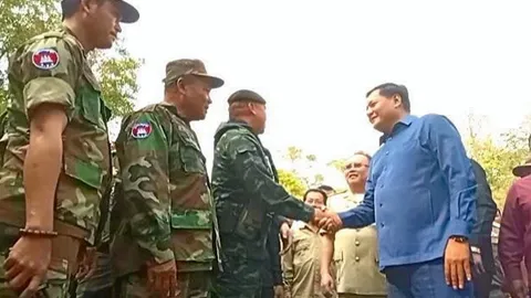 ผู้ว่าราชการจังหวัดอุดรมีชัย-แม่ทัพเขมรโร่ง้อ จับมือทหารตาเมือนธม