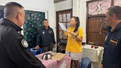 ตำรวจค้นบ้าน "ผู้ประกาศข่าวสาว" เชิญตัวสอบปากคำ ปมคลิปหมิ่นประมาท "ทักษิณ"