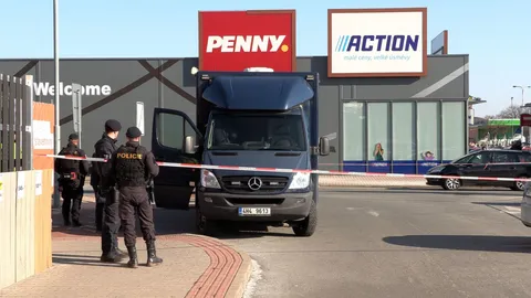 โจ๋ 16 แทงพนักงานร้านค้าในเช็ก ดับสลด 2 ศพ