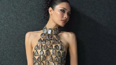 น้ำตาล ชลิตา เสิร์ฟโนบราสวมชุดกรอบพระเครื่อง ลั่นซูมดีๆ อย่าเพิ่งดราม่า 