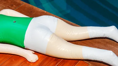 นศ.จีนเผาตุ๊กตายางกลัวเพื่อนจับได้ ไฟหวิดลามทั้งหอพัก