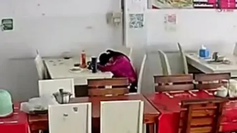 นศ. มหา'ลัยดัง ขายพวงกุญแจ ส่งตัวเองเรียน เหนื่อยจนหลับคาโต๊ะร้านข้าว 