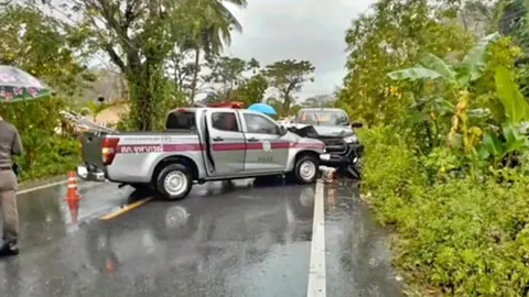 ชายคลั่ง ฉุดกระชากตำรวจ ในรถ 191 ก่อนเสียหลักชนกระบะชาวบ้าน