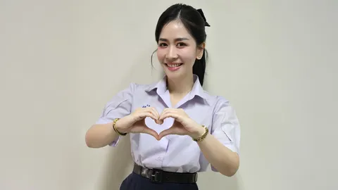 ใจฟูมาก "ผอ.พีซ" รร.สตรีศรีสุริโยทัย โพสต์ขอบคุณโซเชียล คลิปไวรัลใส่ชุดนักเรียน