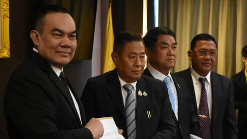 “ณฐพร” ยื่นนายกสภาทนายความ รับคดีฮั้วเลือก สว. เป็นคดีพิเศษ