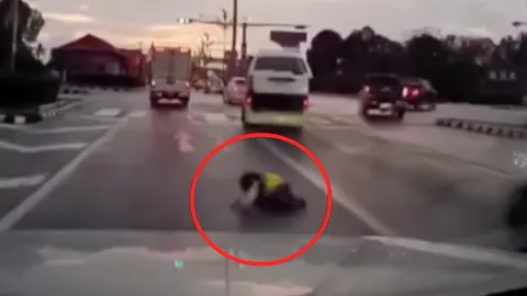 รถตู้ออกตัวไฟเขียว ประตูหลังเปิด เด็กกลิ้งตกกลางถนน โชคดีไม่มีรถตามหลัง (คลิป)