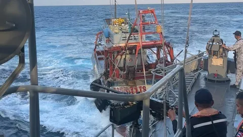 จับเรือประมงเวียดนาม ลุกล้ำน่านน้ำไทย หลบหนีไม่ทัน หันหัวเรือพุ่งชนเรือทหาร (คลิป)