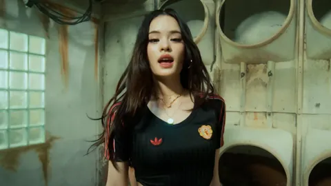 “แอลลี่ อชิรญา” ใส่เสื้อ "แมนยูฯ" โชว์ท่าเต้นสุดเท่ในผลงานชิ้นใหม่