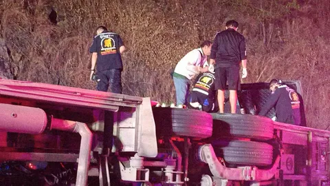 รถทัวร์พลิกคว่ำทางลงเขาศาลปู่โทน ดับ 17 ศพ ได้รับบาดเจ็บจำนวนมาก