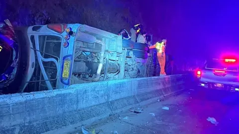 รายชื่อผู้เสียชีวิตเพิ่มเป็น 18 ศพ เหตุรถทัวร์พลิกคว่ำที่ปราจีน ค้นหา 1 ราย