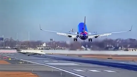 เฉียดไปนิดเดียว เซาท์เวสต์แอร์ไลน์ ยกเลิกลงจอดกะทันหัน เลี่ยงชนเครื่องบินเล็กหวุดหวิด (คลิป)