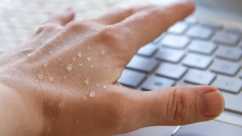 เหงื่อออกมือ คือสัญญาณเตือนภัยที่ควรระวัง