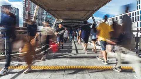 คนไทยกว่า 24 ล้านคน เสี่ยงเข้าเกณฑ์ “คนจน”หลายมิติ แนวโน้มขัดสน บำเหน็จ-บำนาญ-การเงินไม่มั่นคง