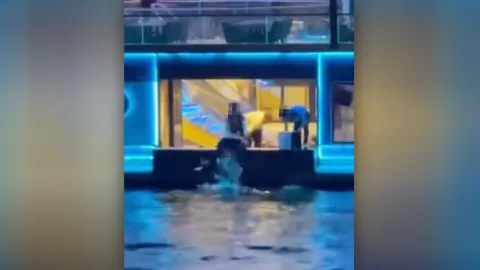 ทำไมทำแบบนี้ พนักงานเรือภัตตาคาร เทขยะลงแม่น้ำเจ้าพระยา 